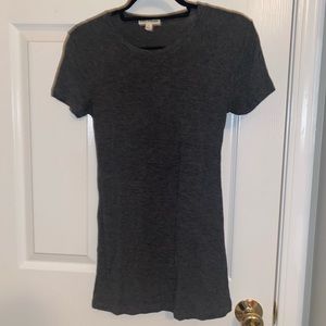 Long grey t-shirt.